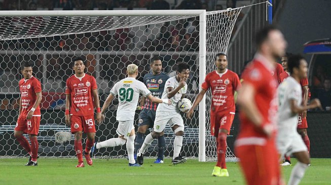 Pesepak bola Persebaya Surabaya Osvaldo Haay (kelima kiri) membawa bola usai mencetak gol ke gawang Persija Jakarta dalam lanjutan Liga-1 Indonesia di Stadion Utama Gelora Bung Karno (GBK), Jakarta, Selasa (17/12/2019). ANTARA FOTO/M Risyal Hidayat/aww.