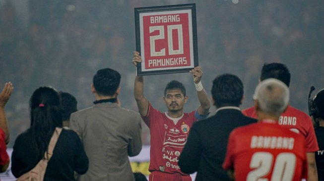 Pesepak bola Persija Jakarta Bambang Pamungkas (tengah) mengangkat kostum miliknya yang dibingkai usai melawan Persebaya Surabaya dalam lanjutan Liga 1 di Stadion Utama Gelora Bung Karno (GBK), Jakarta, Selasa (17/12/2019). Dalam laga tersebut Bambang Pamungkas mengakhiri karirnya di sepak bola sebagai pemain. ANTARA FOTO/M Risyal Hidayat/pras.