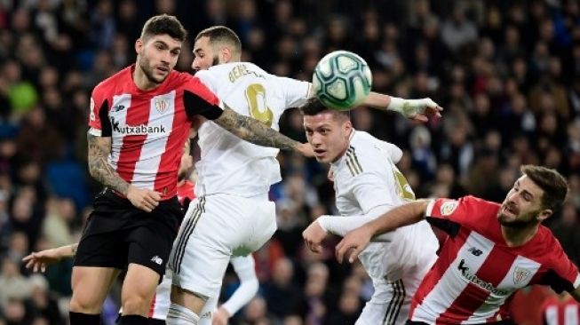 Pemain Real Madrid Luka Jovic menanduk bola saat menghadapi Athletic Bilbao di Santiago Bernabeu, Senin (23/12/2019). [AFP] 