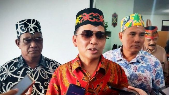 Chief Executive Officer (CEO) Kalteng Putra Agustiar Sabran menjelaskan nasib tim yang dipegangnya untuk berlaga tahun depan di Palangka Raya, Selasa (24/12/2019). ANTARA/Adi Wibowo 