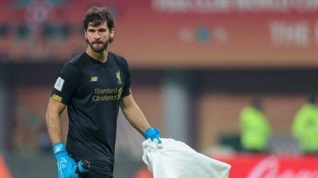 Kiper Liverpool, Alisson Becker. (KARIM JAAFAR / AFP)