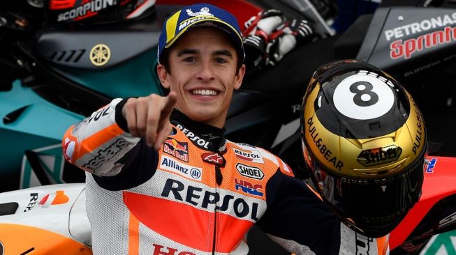 Pebalap Repsol Honda, Marc Marquez, merayakan keberhasilan meraih gelar juara dunia kedelapan sepanjang kariernya usai memenangi balapan seri terakhir MotoGP 2019 di Sirkuit Ricardo Tormo, Valencia, Minggu (17/11). [AFP/Pierre-Philippe Marcou]