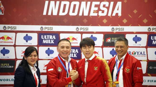 Ketua Umum PSSI Mochamad Iriawan (kedua kiri) berjabat tangan dengan Pelatih Timnas Indonesia senior yang baru Shin Tae-Yong (kedua kanan) disaksikan Wakil Ketua Umum Iwan Budianto (kanan) dan Sekretaris Jenderal Ratu Tisha (kiri) saat diperkenalkan ke media di Stadion Pakansari, Cibinong, Bogor, Jawa Barat, Sabtu (28/12). [ANTARA FOTO/Yulius Satria Wijaya]