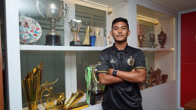 Rafli Mursalim resmi berseragam Persija Jakarta. [Dok. Persija]