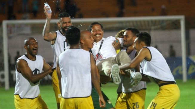 Sejumlah pemain Barito Putera mengangkat pelatihnya Djadjang Nurdjaman usai pertandingan lanjutan Liga 1 melawan Arema FC di Stadion Demang Lehman Martapura, Kalimantan Selatan, Minggu (22/12/2019). Barito Putera menang atas Arema FC dengan skor 3-0. (ANTARA FOTO/Bayu Pratama)