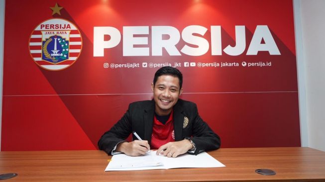 Evan Dimas Darmono meneken kontrak di kantor Persija, Sabtu (11/1/2020). [dok. Persija]