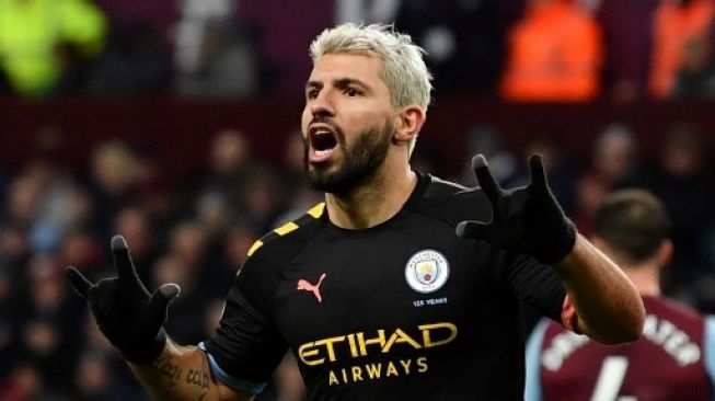 Striker Manchester City Sergio Aguero merayakan golnya ke gawang Aston Villa dalam laga Liga Inggris di Villa Park. Paul ELLIS / AFP