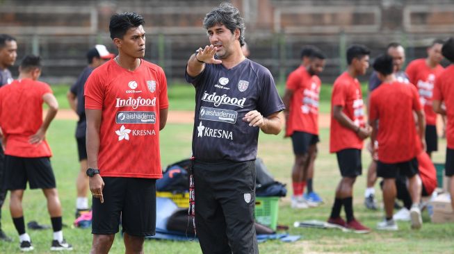 Pesepak bola Bali United, Lerby Eliandry (kiri) mendapat pengarahan dari Pelatih Stefano Cugurra saat latihan ketahanan fisik di GOR Ngurah Rai, Denpasar, Bali, Rabu (8/1/2020). Klub Bali United melakukan latihan intensif menjelang laga tandang perdananya di Liga Champions Asia 2020 menghadapi klub Tampines Rovers Singapura pada 14 Januari 2020. ANTARA FOTO/Nyoman Budhiana