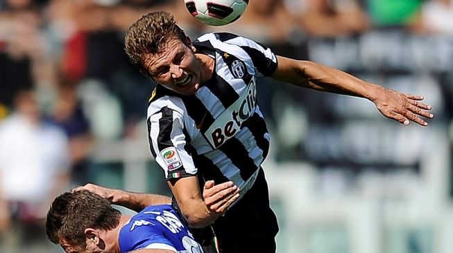 Marco Motta (kanan) saat masih memperkuat Juventus. FILIPPO MONTEFORTE / AFP