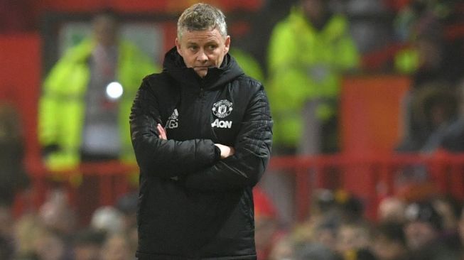 Gestur manajer Manchester United, Ole Gunnar Solskjaer pada laga Liga Inggris 2019/2020 kontra Burnley di Old Trafford, Manchester, Kamis (23/1/2020) dini hari WIB. [Paul ELLIS / AFP]