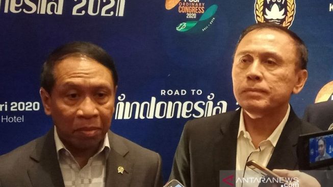 Menpora Zainudin Amali (kiri) bersama Ketua Umum PSSI Mochamad Iriawan, disela Kongres Biasa PSSI Tahun 2020 di Kuta, Bali, Sabtu (25/1).h (Antaranews/Komang Suparta/2020)