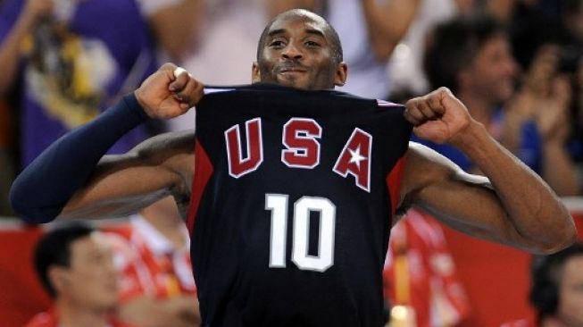 Kobe Bryant saat merayakan kemenangan tim Amerika Serikat dalam perebutan medali emas melawan Spanyol di Olimpiade Beijing 2018. Filippo MONTEFORTE / AFP