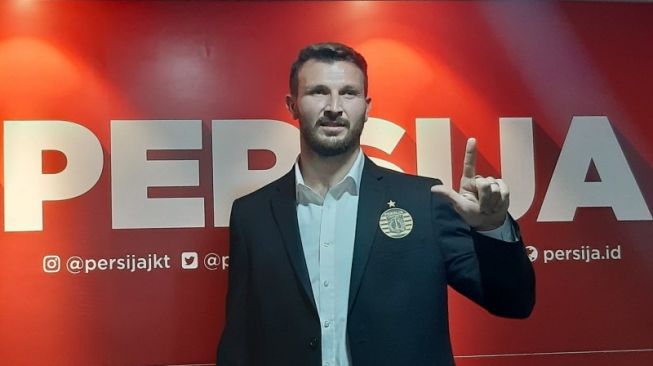 Bek Persija Jakarta Marco Motta berfoto di Kantor Persija, Jakarta, Senin (3/2/2020), dalam perkenalan dirinya sebagai pemain anyar skuat berjuluk Macan Kemayoran mulai musim 2020. ANTARA/Michael Siahaan 