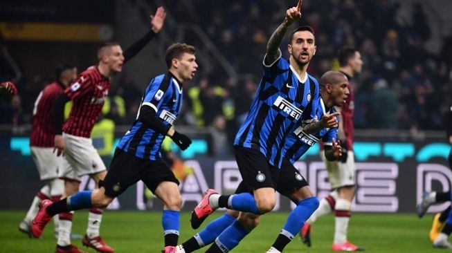 Gelandang Matias Vecino membawa Inter Milan menyamakan kedudukan menjadi 2-2 saat menjamu AC Milan, Senin (10/1/2020). (Foto: AFP)