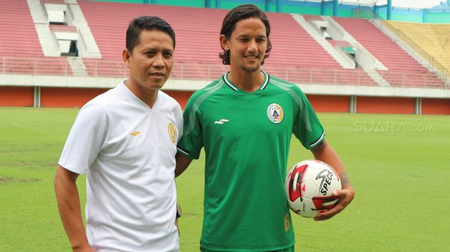 Momen perkenalan resmi Irfan Bachdim di lapangan sebagai bintang baru PSS Sleman. (Suara.com / Irwan Febri Rialdi)