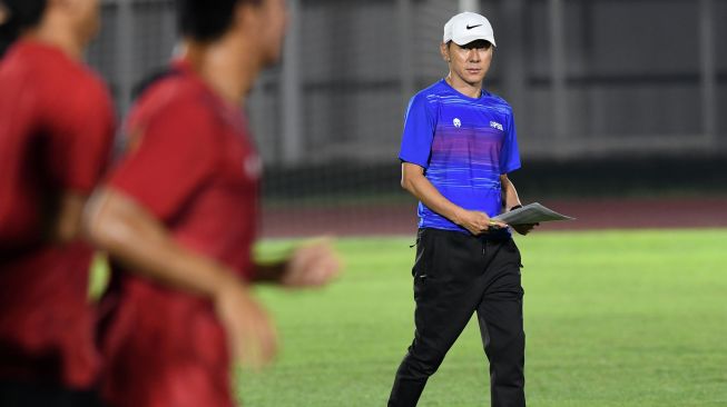 Pelatih Shin Tae-yong (kanan) memimpin latihan tim nasional sepak bola Indonesia di Stadion Madya, kompleks Gelora Bung karno (GBK), Senayan, Jakarta, Jumat (14/2/2020) malam. Sebanyak 30 pesepak bola dari total 34 yang dipanggil mengikuti latihan perdana yang dipimpin Shin Tae-yong. ANTARA FOTO/Aditya Pradana Putra/nz