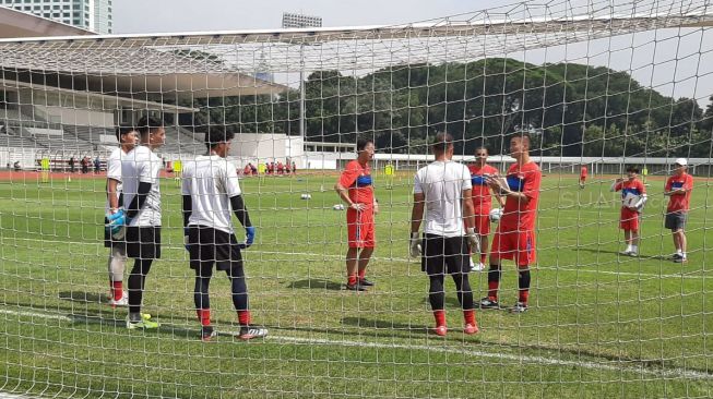 Pelatih Timnas Indonesia Shin Tae-yong (tengah) memantau latihan penjaga gawang timnas Indonesia di Stadion Madya, Senayan, Jakarta, Sabtu (14/2/2020). [Suara.com/Adie Prasetyo Nugraha]