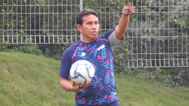 Bima Sakti saat memimpin latihan Timnas Indonesia U-16 di lapangan sepak bola Universitas Islam Indonesia, Yogyakarta, Senin (17/2/2020). (Dok. PSSI)