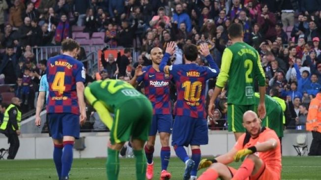 Momen Lionel Messi saat hendak memeluk Martin Braithwaite. (JOSEP LAGO / AFP)