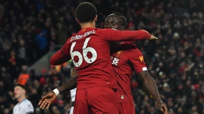 Striker Liverpool Sadio Mane (kanan) merayakan golnya ke gawang West Ham United dengan Trent Alexander-Arnold saat lagnjutan Liga Inggris di Anfield. Paul ELLIS / AFP