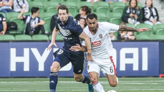 Pesepak bola Bali United Brwa Nouri (kanan) berebut bola dengan pesepak bola Melbourne Victory Robbie Kruse pada pertandingan babak penyisihan Liga Champions Asia 2020 di Stadion Aami Park, Melbourne, Australia, Selasa (21/1/2020). Bali United kalah dari Melbourne Victory dengan skor 0-5. ANTARA FOTO/Erwin Prasetyo/wsj.