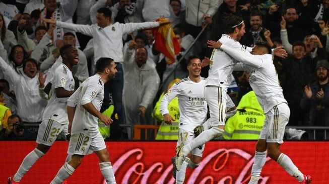 Para pemain Real Madrid merayakan kemenangan 2-0 atas Barcelona di Santiago Bernabeu, Senin (2/3/2020) dini hari WIB. (Foto: AFP)