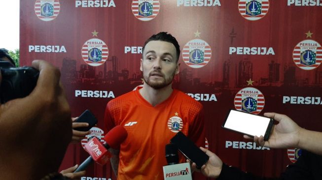 Pemain Persija Marc Klok Saat memberikan keterangan pers di lapangan PS AU, Halim Perdanakusuma, Rabu (4/3/2020). (Suara.com/ Adie Prasetyo Nugraha) 