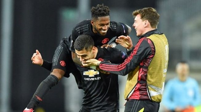 Gelandang Manchester United Andreas Pereira (tengah) bersama rekan setimnya merayakan golnya ke gawang tuan rumah LASK di laga Liga Europa.JOE KLAMAR / AFP