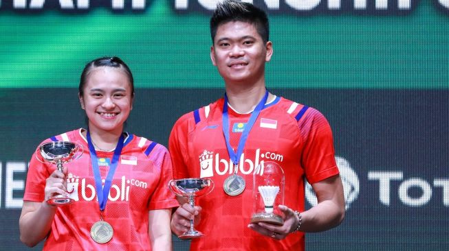 Pasangan ganda campuran Indonesia, Praveen Jordan/Melati Daeva Oktavianti, menjuarai All England 2020 usai mengalahkan Dechapol Puavaranukroh/Sapsiree Taerattanachai (Thailand) di Arena Birmingham, Inggris, Minggu (15/3). [Humas. PBSI]