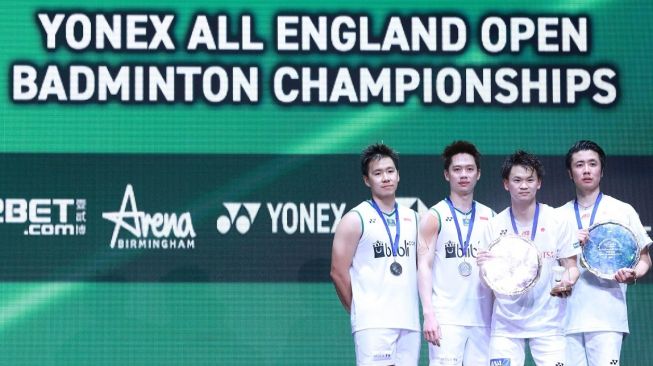 Pasangan ganda putra Indonesia, Kevin Sanjaya Sukamuljo/Marcus Fernaldi Gideon, menjadi runner-up All England 2020 usai kalah dari wakil Jepang, Hiroyuki Endo/Yuta Watanabe, Minggu (15/3). [Humas PBSI]