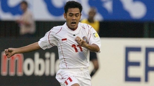 Mantan gelandang Timnas Indonesia, Ponaryo Astaman. [TONY ASHBY / AFP]