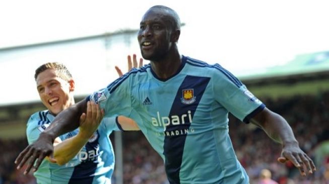 Carlton Cole (kanan) saat memperkuat West Ham United merayakan golnya. AFP PHOTO / OLLY GREENWOOD