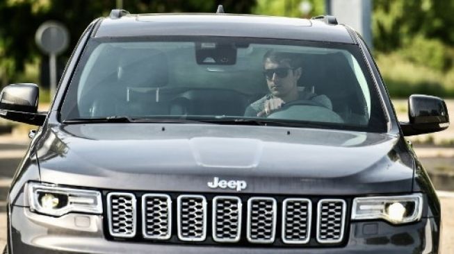 Gelandang Juventus Aaron Ramsey tiba dengan mobilnya di pusat pelatihan olahraga di Continassa Training Centre di Turin pada Selasa (5/5/2020) waktu setempat. Marco BERTORELLO / AFP 