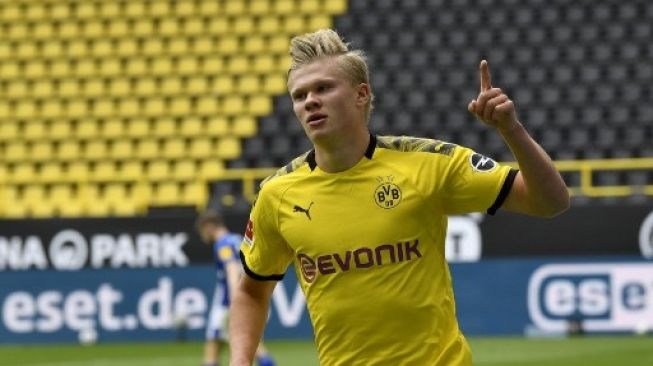 Pemain Borussia Dortmund Erling Haaland rayakan gol ke gawang Schalke 04 dalam pertandingan di Signal Iduna Park, Sabtu (16/5/2020). [AFP]