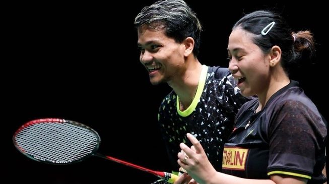 Pebulutangkis nasional Pia Zebadiah Bernadet (kanan) bersama partnernya di ganda campuran, Ricky Karanda Suwardi. [Instagram@ina.badminton]