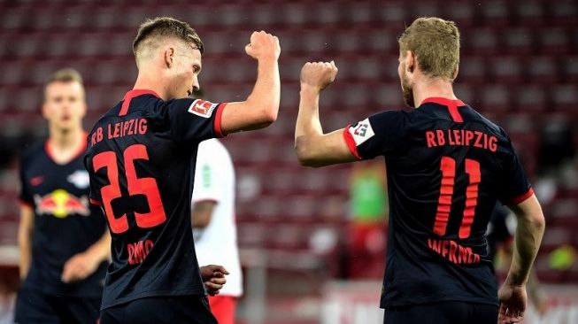  Gelandang serang RB Leipzig Dani Olmo (kiri) melakukan selebrasi bersama Timo Werner selepas mencetak gol keempat timnya ke gawang FC Cologne dalam laga lanjutan Liga Jerman di Stadion RheinEnergie, Cologne, Jerman, Senin (1/6/2020) waktu setempat. (ANTARA/REUTERS/POOL/Ina Fassbender)