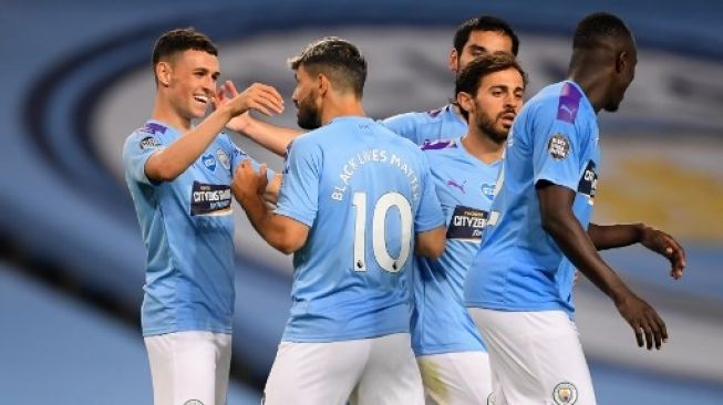 Para pemain Manchester City dan Sergio Aguero merayakan gol Phil Foden (kiri) ke gawang Arsenal dalam lanjutan Liga Inggris di Etihad Stadium. LAURENCE GRIFFITHS / POOL / AFP