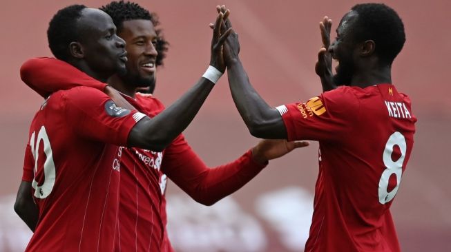 Winger Liverpool, Sadio Mane (kiri) merayakan golnya ke gawang Aston Villa pada laga Liga Inggris 2019/2020 di Anfield, Liverpool, Minggu (5/7/2020) malam WIB. [SHAUN BOTTERILL / POOL / AFP]