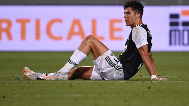 Gestur megabintang Juventus, Cristiano Ronaldo pada laga Liga Italia 2019/2020 kontra tuan rumah Sassuolo di MAPEI Stadium - Citta del Tricolore, Reggio Emilia, Kamis (16/7/2020) dini hari WIB. [MARCO BERTORELLO / AFP]