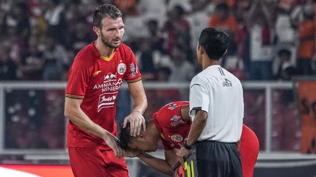 Momen Marco Motta tangannya dicium saat salim ketika diganti oleh Resky Fandi (dok. Persija).