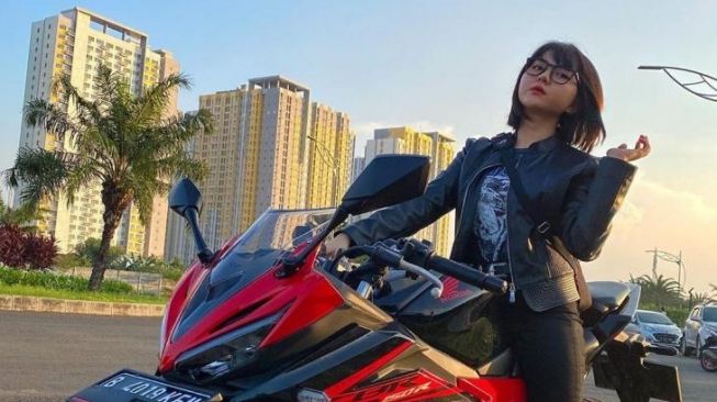 Sarah Viloid naik Honda CBR150R (Instagram)