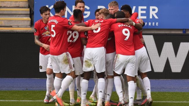 Para pemain Manchester United merayakan gol ke gawang Leicester City pada laga pekan terakhir Liga Inggris 2019/2020 di King Power Stadium, Leicester, Minggu (26/6/2020) malam WIB. [OLI SCARFF / POOL / AFP]