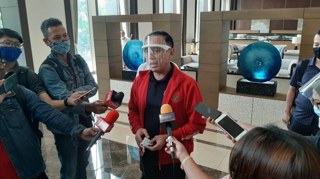 Ketua Umum PSSI Mochamad Iriawan usai melakukan pertemuan dengan manajer pelatih Timnas Indonesia, Shin Tae-yong, di Hotel Fairmont, Jakarta, Rabu (29/7/2020). (Suara.com/Adie Prasetyo Nugraha).