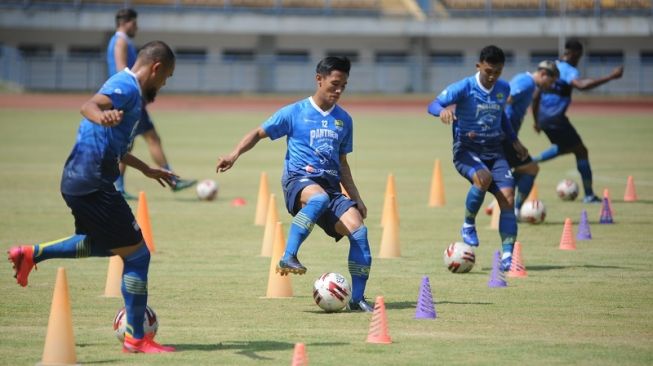 Supardi Nasir (kiri) dan para pemain Persib Bandung menjalani sesi latihan di Stadion GBLA, Bandung, Senin (10/8/2020). [dok. Persib Bandung] 