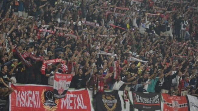 Suporter Persis Solo saat mendukung Persis di Stadion Gelora Bung Tomo Surabaya dalam partai uji coba kontra Persebaya Surabaya. (Ayosemarang/Budi Cahyono)