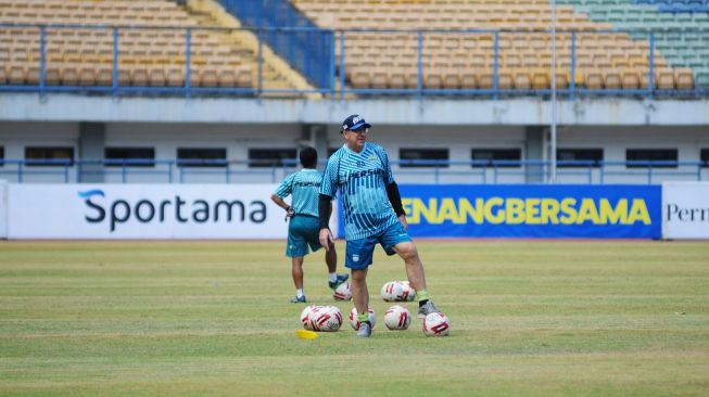 Pelatih kepala Persib Bandung Robert Rene Alberts tengah memimpin latihan rutin anak asuhnya di stadion GBLA, Bandung, Jumat (4/9/2020), pagi. [Dok. Persib]