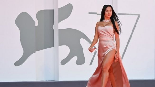 Georgina Rodriguez tampil menawan di Venice Film Festival di Italia. (ALBERTO PIZZOLI / AFP)