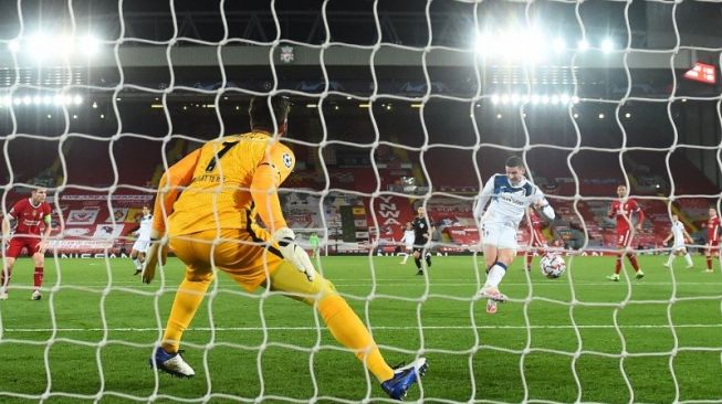 Robin Gosens saat melepaskan sontekan untuk berbuah gol kedua ke gawang Liverpool yang dijaga Alisson Becker dalam laga pekan keempat Liga Champions di Stadion Anfield, Rabu (25/11/2020). REUTERS/LAURENCE GRIFFITHS 