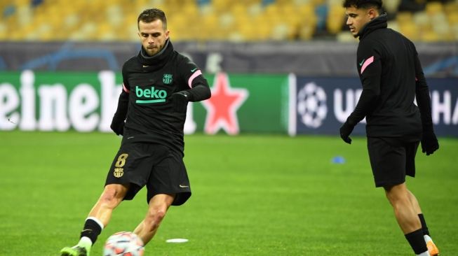 Gelandang tengah Barcelona, Miralem Pjanic (kiri). [Sergei SUPINSKY / AFP]