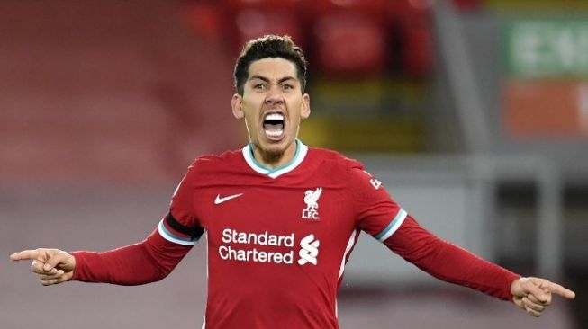 Penyerang Liverpool Roberto Firmino melakukan selebrasi usai mencetak gol ke gawang Tottenham Hotspur pada pertandingan pekan ke-13 Liga Inggris di Stadion Anfield, Kamis (17/12/2020) dini hari WIB. [PETER POWELL / POOL / AFP]